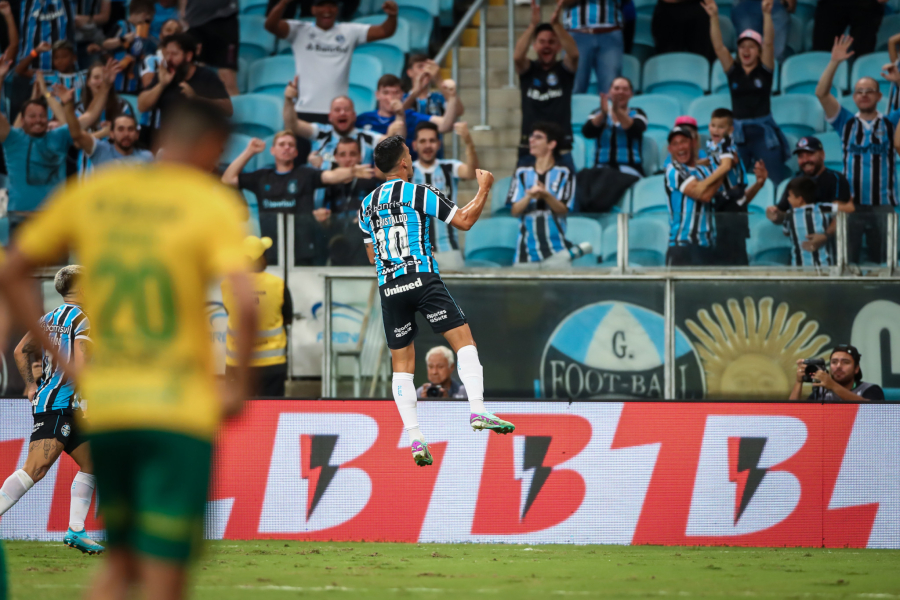 Grêmio vence Cuiabá com gol acidental e sobe na tabela do Brasileirão